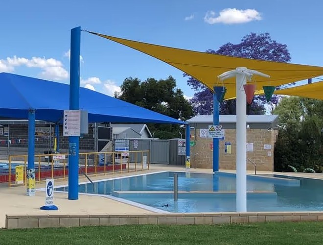 Shaded splash pool for small children at Parkes Aquatic Centre